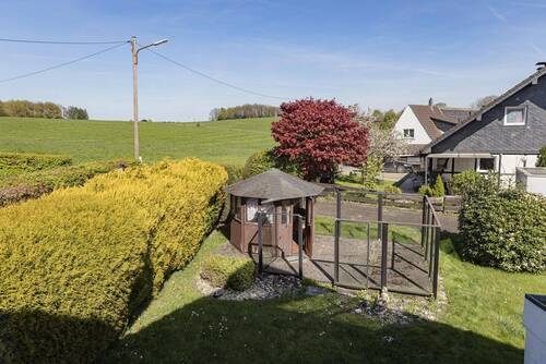 Blick in den Garten und darüber hinaus - 