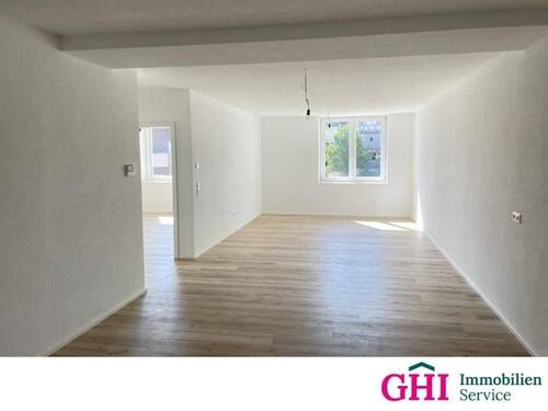 Wohn- und Esszimmer - Kernsanierte 3-Zimmer Wohnung im 1. OG