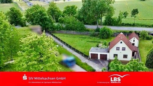 Luftbild Außenansicht - Solides Einfamilienhaus mit Doppelgarage