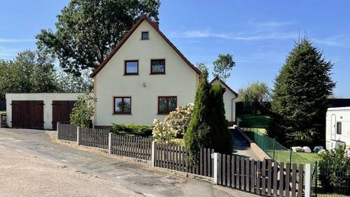 Giebelansicht mit Doppelgarage - 6 Zimmer Einfamilienhaus in Penig