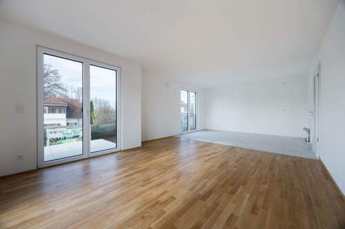 Helles Wohnzimmer mit off. Küche - 3 Zimmer Etagenwohnung in München