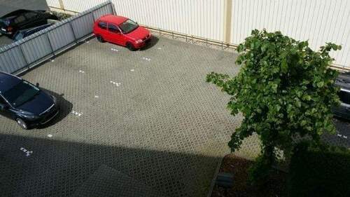 Innenhof mit Stellplätzen - 