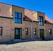 Neubau. Energieeffiziente Doppelhaushälfte im klassischen Landhausstil - Apen