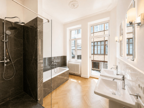 Tageslicht Badezimmer - Etagenwohnung mit 134,10 m&sup2; in Baden-Baden zur Miete