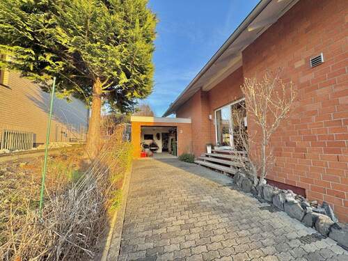 Auffahrt zur Garage - 