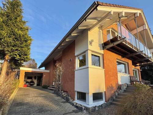 Ansicht und Garagenauffahrt - 8 Zimmer Mehrfamilienhaus, Wohnhaus zum Kaufen in Fuldabrück