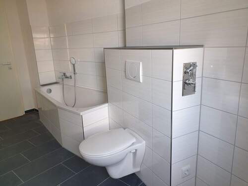 Wanne und Waschmaschinenanschluss.jpg - 5 Zimmer Etagenwohnung in Aue