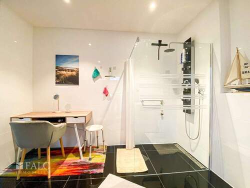 linke Seite mit Dusche - 