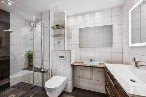 Badezimmer 1 (KI-0ptimiertes Foto) - 