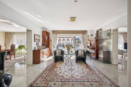 Blick von Eingangs Diele in das zentrale Zimmer I mit Balkon - 7 Zimmer Etagenwohnung zum Kaufen in Berlin