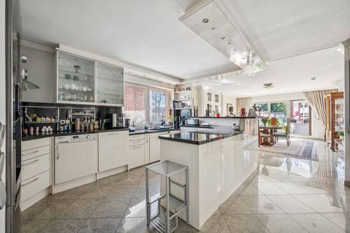 Große Wohnküche mit Blick zum Essbereich - 