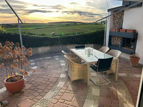 Idyllische Ortsrandlage - Harmonie, Eleganz und Ausblick: 'Charmanter Bungalow mit Wellnessoase in Herrenberg-Oberjesingen