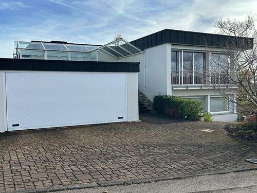 Ansicht mit Doppelgarage - Einfamilienhaus mit 267,00 m&sup2; in Herrenberg / Oberjesingen zum Kaufen