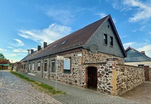 Bild 1 - Gepflegtes Reihenmittelhaus mit Garage und Innenhof in zentraler Lage von Löberitz
