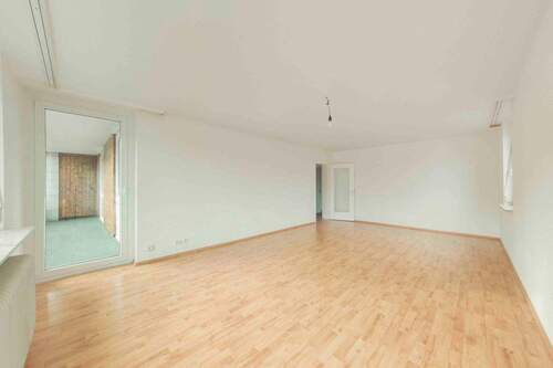 Wohnzimmer_1 - Einziehen und wohlfühlen: helle 3-Zimmer-Wohnung mit 2 Balkonen