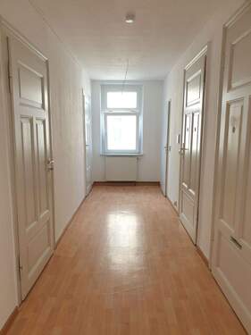 Flur - Etagenwohnung mit 100,00 m&sup2; in Markkleeberg zur Miete