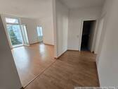 Flur mit Blick in das Wohnzimmer und zum Bakon - 2 Zimmer Etagenwohnung zum Kaufen in Chemnitz