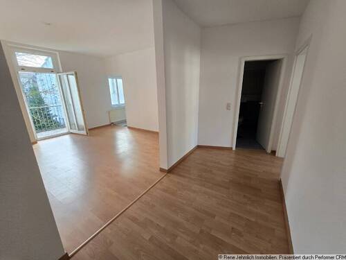 Flur mit Blick in das Wohnzimmer und zum Bakon - 2 Zimmer Etagenwohnung zum Kaufen in Chemnitz