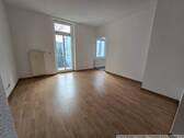 Wohnzimmer mit Balkon und offener Küche - 2 Zimmer Etagenwohnung in Chemnitz