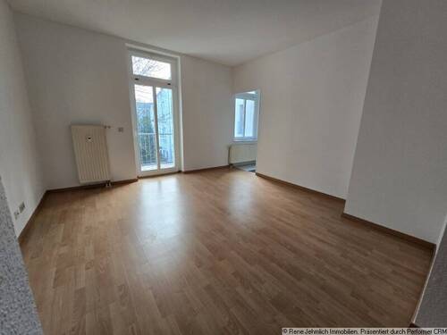Wohnzimmer mit Balkon und offener Küche - 2 Zimmer Etagenwohnung in Chemnitz