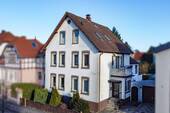Ansicht - Im Ortskern - viel Platz für Ideen: Zweifamilienhaus mit Fernwärme & historischen Flair