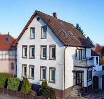 Im Ortskern - viel Platz für Ideen: Zweifamilienhaus mit Fernwärme & historischen Flair - Oerlinghausen