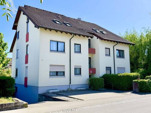 Hausansicht mit TG-Einfahrt - 3 Zimmer Etagenwohnung zum Kaufen in Weil am Rhein