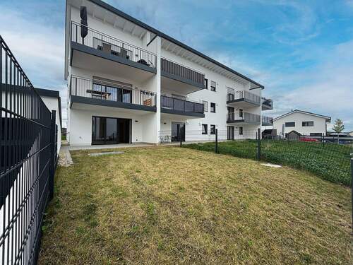 Hausansicht, Garten.jpg - 3 Zimmer Etagenwohnung zum Kaufen in Ergoldsbach