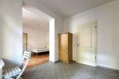 Küche mit Durchgang zum Zimmer 1 - 1 Zimmer Etagenwohnung in Berlin