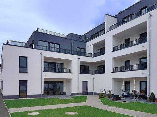 Grünfläche mit Nebeneingang - 3 Zimmer Etagenwohnung in Solingen