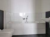 Badezimmer mit Wanne und WC - 