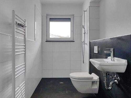 Badezimmer mit Dusche und WC - 