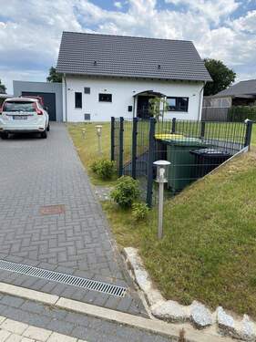 Auffahrt mit Mülltonnenplatz - 5 Zimmer Einfamilienhaus zum Kaufen in Belau