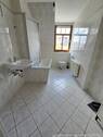 Bad mit Wanne und Fenster - 