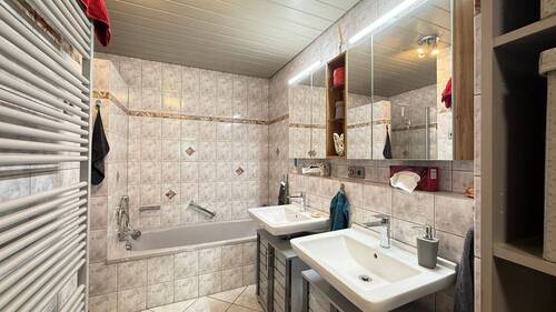 579 Bad mit Wanne und Dusche - 