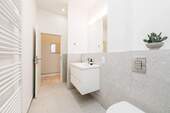 Badezimmer mit Blick in den Flur - 