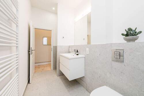 Badezimmer mit Blick in den Flur - 