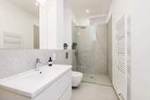 Badezimmer mit bodengleicher Walk-In-Shower - 