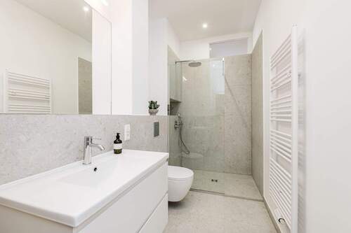 Badezimmer mit bodengleicher Walk-In-Shower - 