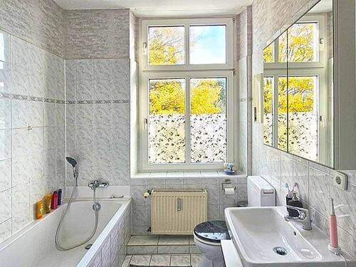 1. OG: Badezimmer mit Wanne und WC - 