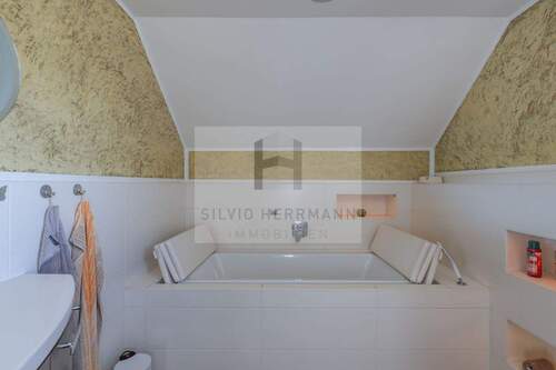 Badezimmer mit Wanne - 