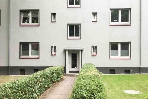 Hauseingang vorn - 2 Zimmer Etagenwohnung zum Kaufen in Hamburg