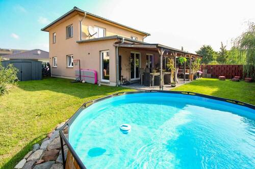 16. Rückansicht mit Pool (aufstellbar) - 