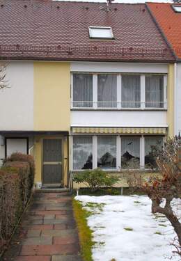 Hausansicht vorne - Charmantes RMH mit viel Potenzial in Nürnberg - Zerzabelshof Haus kaufen