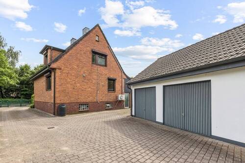 Rückansicht mit Garagen und Stellplatz - 
