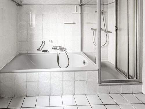 Bad mit Wanne + Dusche - 