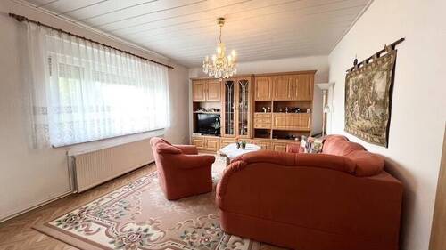 Zimmer im Obergeschoss mit großem Fenster - 