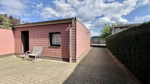 Hofansicht mit Blick auf Garage und Zufahrt - 5 Zimmer Reihenmittelhaus in Lutherstadt Wittenberg
