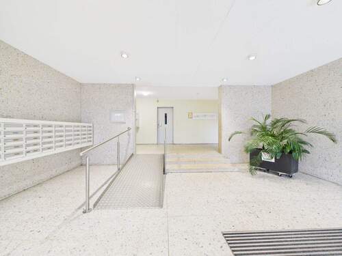 Hauseingang - 3 Zimmer Etagenwohnung zum Kaufen in Köln