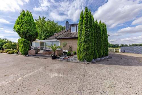 Wohnhaus Ostansicht mit West-Zufahrt - 